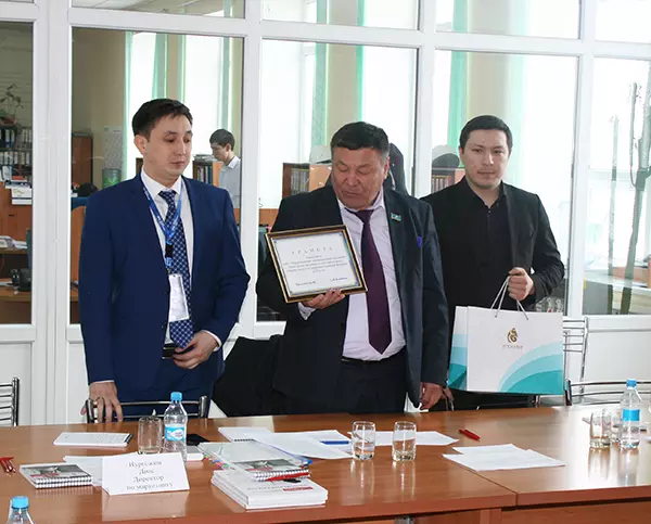 9 февраля 2017 года Сергазы Нуртазаевич Кунтуаров - Директор ТОО «Asia Trafo» вручает грамоту и медаль Юрию Георгиевичу Хвостенко - бывшему (до ноября 2017 года) генеральному директору ООО «МТК»
