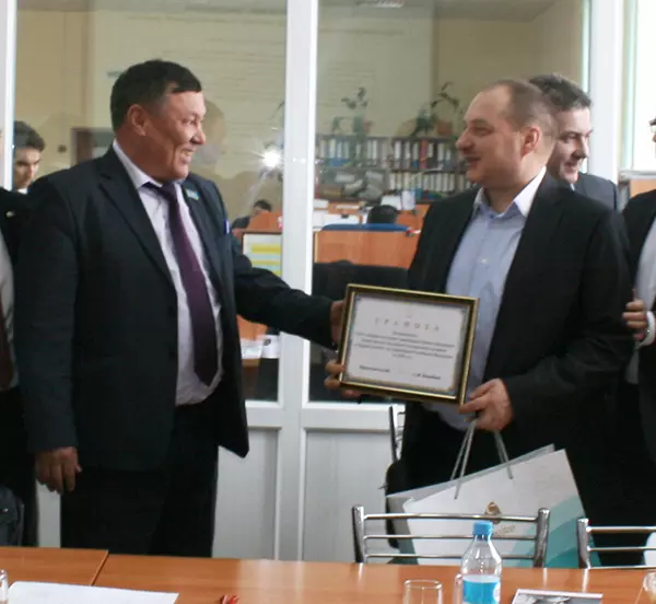 9 февраля 2017 года Сергазы Нуртазаевич Кунтуаров - Директор ТОО «Asia Trafo» вручает грамоту и медаль Юрию Георгиевичу Хвостенко - бывшему (до ноября 2017 года) генеральному директору ООО «МТК»